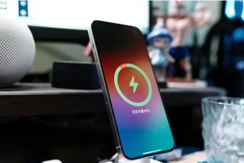 高昌苹果15换屏服务分享用什么充电器给iPhone15充电更好 